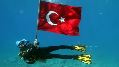 Deniz Dibinde Türk Bayraklı 30 Ağustos Kutlaması