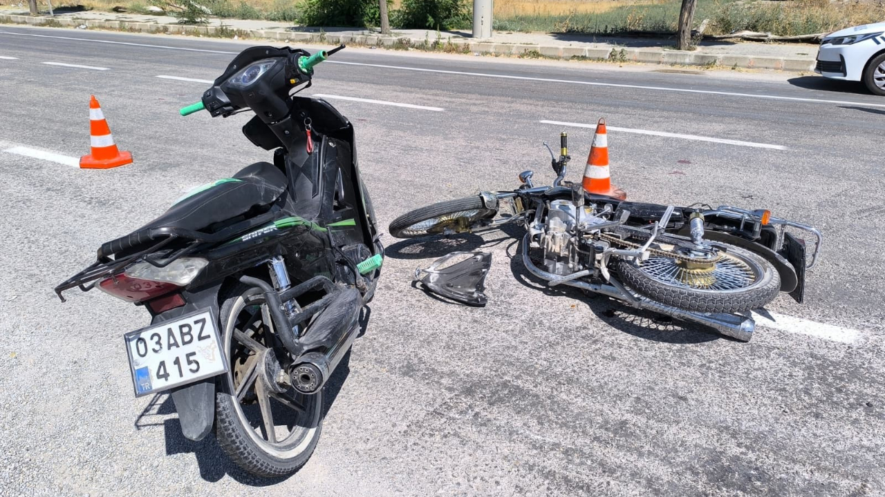 İki Motosiklet Kafa Kafaya Geldi