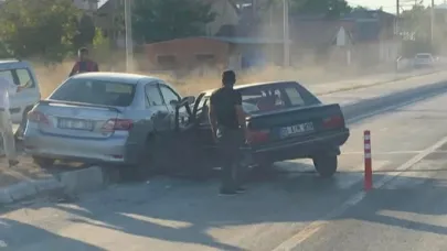 Afyonkarahisar Şuhut Yolunda İki Araç Birbirine Girdi