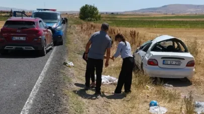 Afyon Sandıklı'da Korkutan Kaza: Takla Atan Otomobilde 4 Kişi Yaralandı!