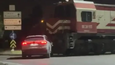 Yolcu Treni Otomobile Çarptı, Sürücü Hayatını Kaybetti