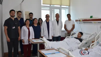 Afyonkarahisar’da "Kunduracı Göğüs" Hastası İki Genç Ameliyatla Sağlığına Kavuştu