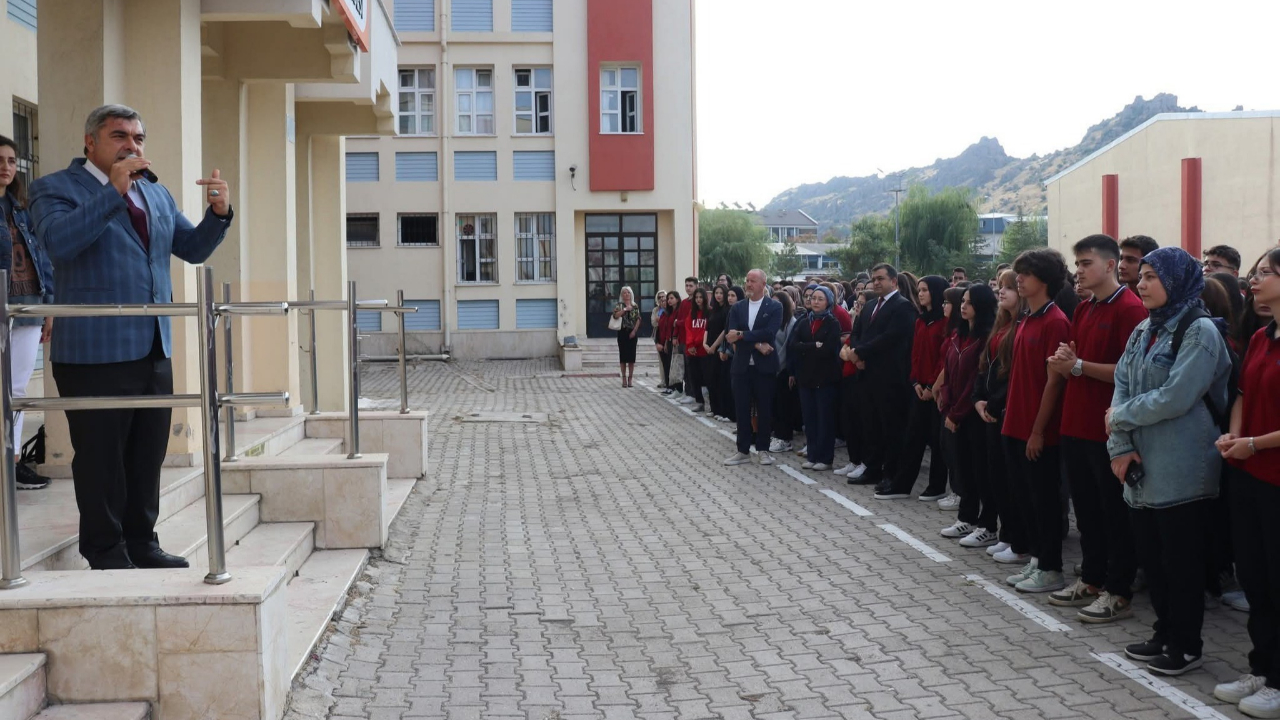 Afyonkarahisar’da 142 Bin 576 Öğrenci Ders Başı Yaptı
