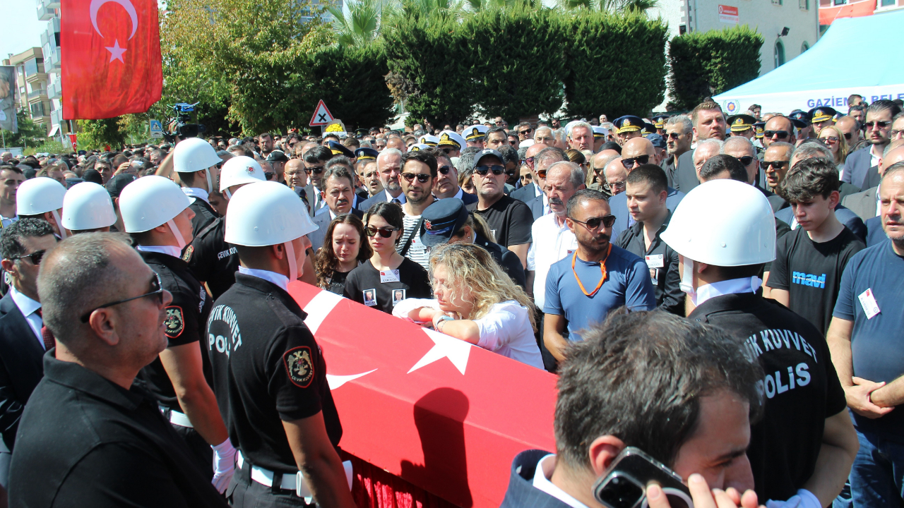 İzmir'de Şehit Düşen Polislere Son Görev; Cenaze Namazını Babası Kıldırdı!