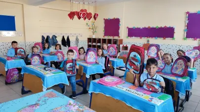 Başkan Varol’dan Öğrencilere Kırtasiye ve Çanta Desteği