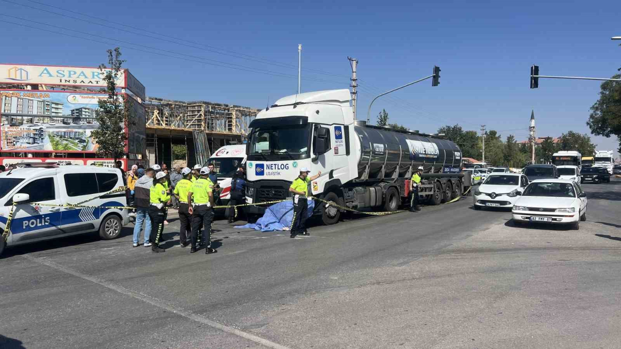 Engelli Kızıyla Yürürken Tır Çarptı  Anne Tırın Altında Can Verdi