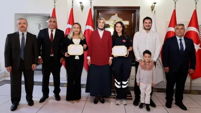 Afyonkarahisar Valisi Yiğitbaşı, İki Kamu Personeline Başarı Belgelerini Takdim Etti