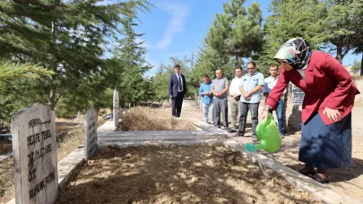 Vali Yiğitbaşı’ndan Şerife Teyze’nin Kabrine Duygusal Ziyaret
