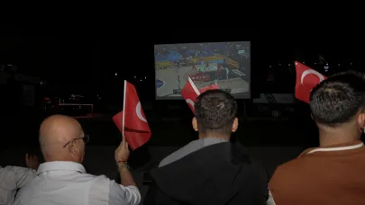 12 Dev Adam'ın Maçı Sandıklı'da Dev Ekranda İzletildi