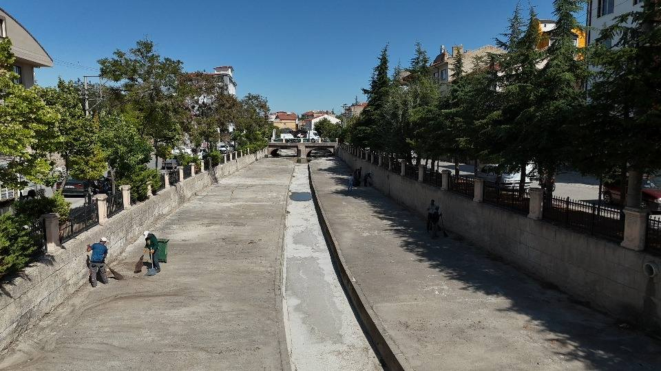 Emirdağ Belediyesi Çay Deresi'nde Temizlik Çalışması Başlattı