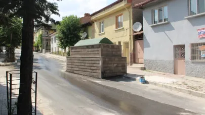 Afyonkarahisar’da Bu Türbe 63 Yıldır Yol Ortasında Duruyor