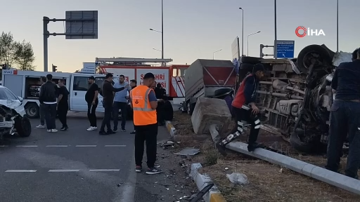 İşçileri taşıyan minibüs otomobille çarpıştı: 15 yaralı
