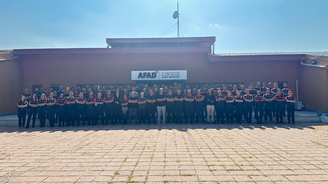 Afyonkarahisar'da kayaların yerleşim bölgesine düşmesi çelik ağlarla engellendi
