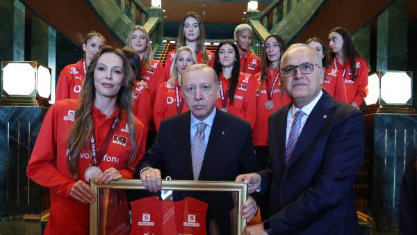 Erdoğan, A Milli Voleybol Ve Basketbol Takımlarını Kabul Etti