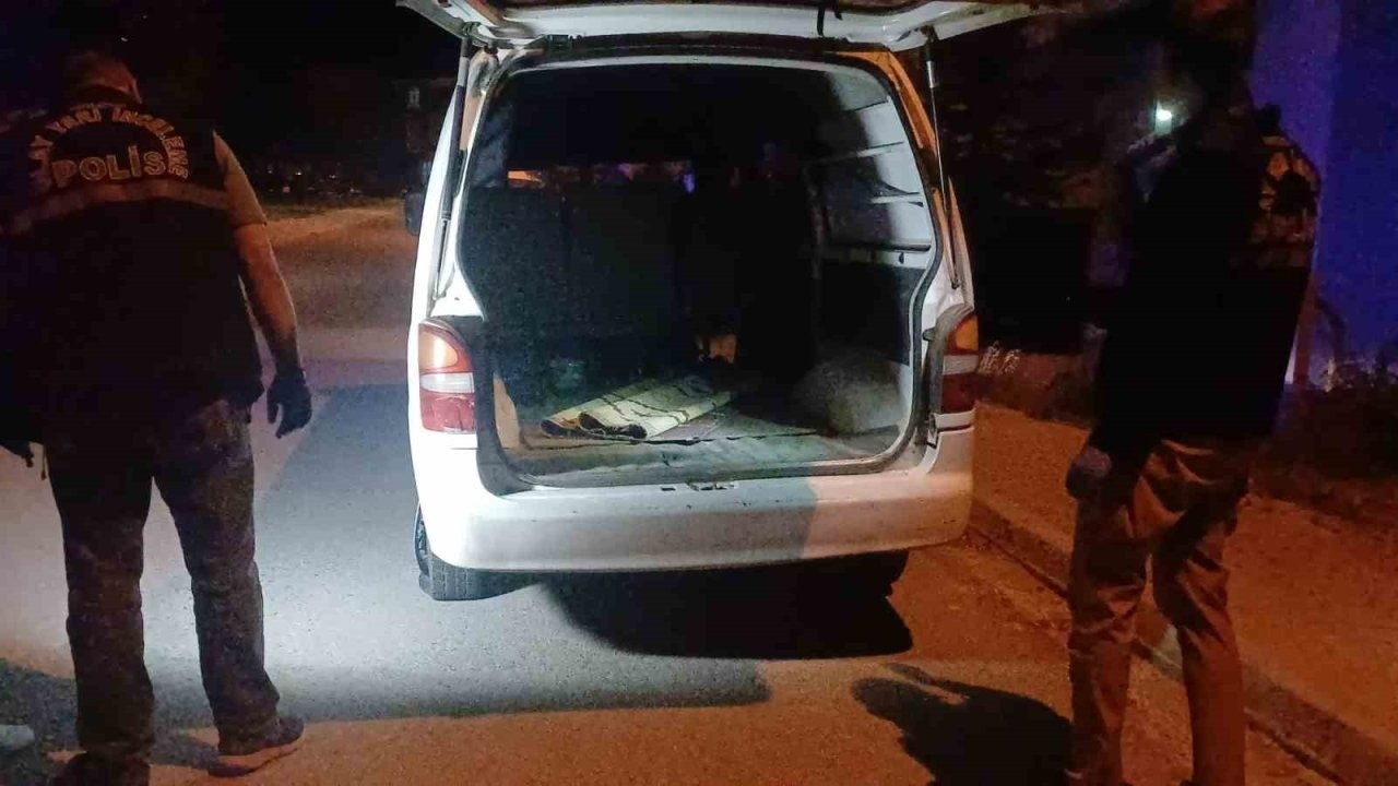 'Dur' ihtarına uymadı, polise çarpıp kaçtı