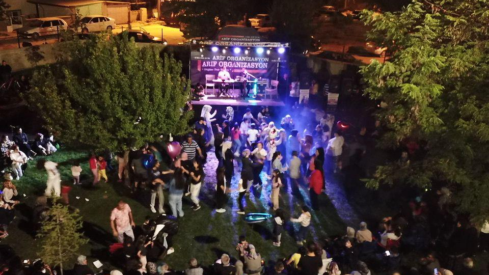 Fatih Mahallesi’nde Coşkulu Gece: Mevlüt Taşpınarlı Sahne Aldı