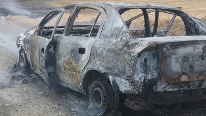 Alev Topuna Dönen Otomobilden Son Anda Kurtuldu!