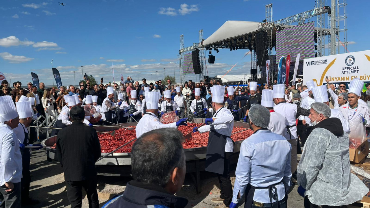 Afyonkarahisar’da Dev Sucuklu Yumurta Rekor Denemesi Başladı