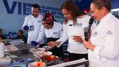 Başkan Köksal, GastroAfyon ’da Göce Köftesini Şeflerle Birlikte Hazırladı