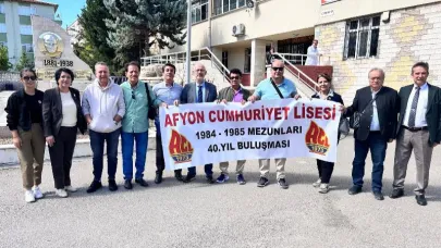 Afyon Cumhuriyet Anadolu Lisesi'nde Duygu Dolu Mezunlar Buluşması