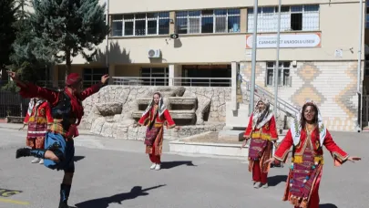 Cumhuriyet Anadolu Lisesi’nde İlk Mezunlar Pilav Günü Coşkusu Yaşandı