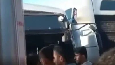Kadıköy’de Metrobüs Kazası: Acıbadem Durağı’nda İki Araç Çarpıştı