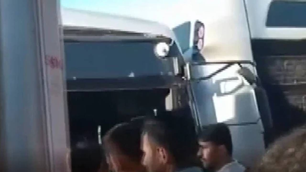 Kadıköy’de Metrobüs Kazası: Acıbadem Durağı’nda İki Araç Çarpıştı
