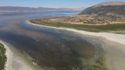 Türkiye’nin 4’üncü Büyük Gölü Eğirdir Kuraklık Nedeniyle İkiye Bölündü