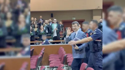 CHP Milletvekilleri Ekrem İmamoğlu'nun Salona Getirildiği Anı Görüntüledi