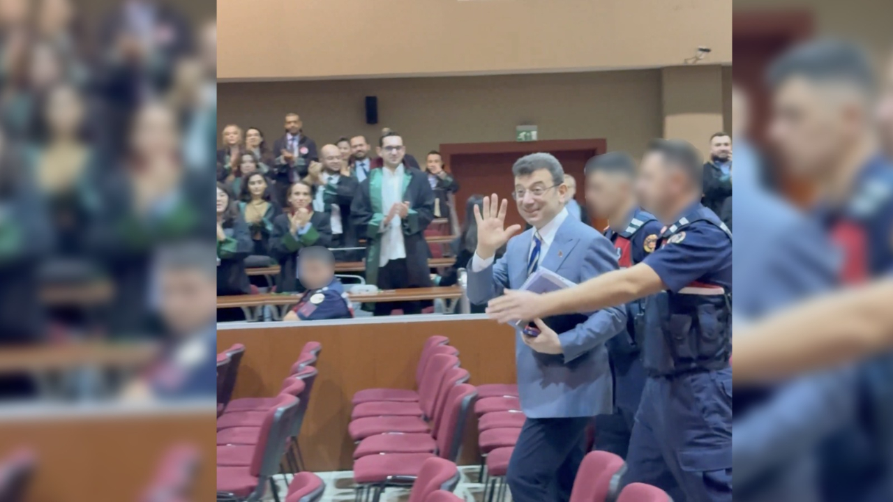 CHP Milletvekilleri Ekrem İmamoğlu'nun Salona Getirildiği Anı Görüntüledi