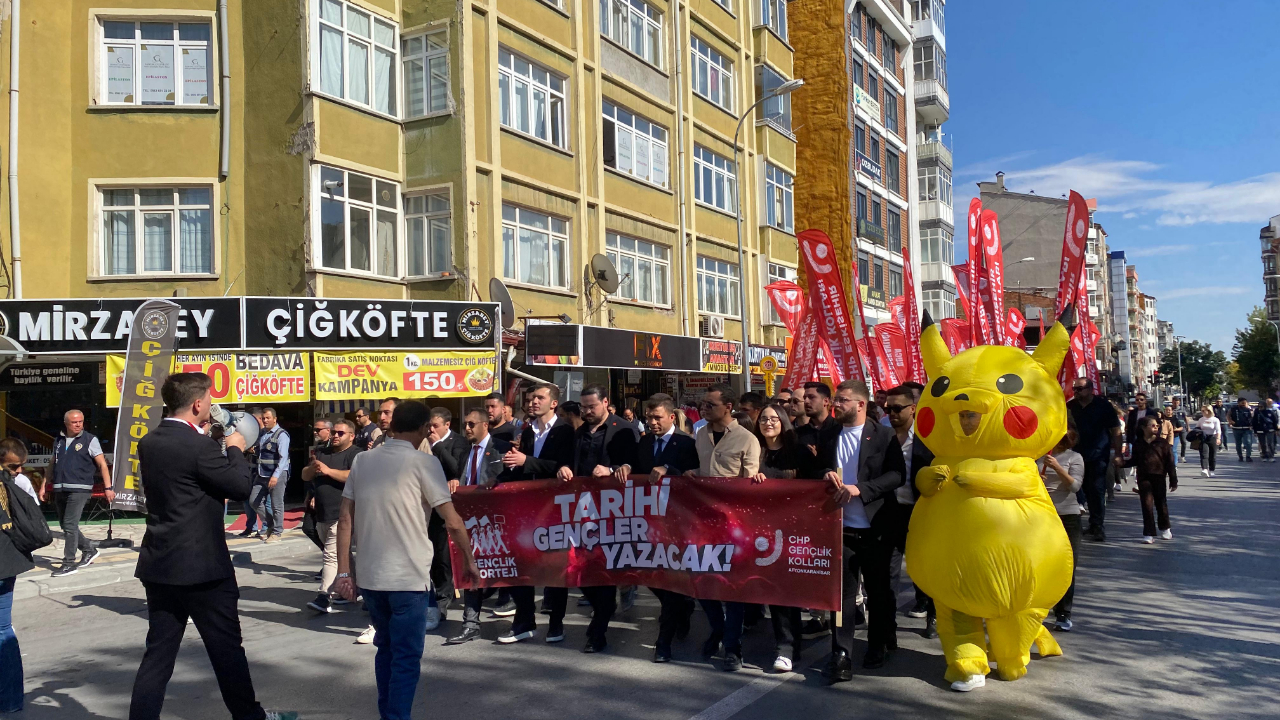 CHP Gençlik Kolları İmamoğlu İçin Zafer Meydanı'na Yürüdüler