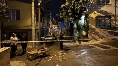 İzmir’de Sokak Ortasında Kanlı Bıçaklı Kavga: 1 Kişi Hayatını Kaybetti, 2 Kişi Yaralı