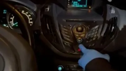 Kilit Düğmesiyle Açılan Arabanın Gizli Bölmesinden Cephanelik Çıktı