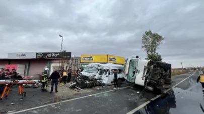 Kamyon İle İşçi Servisinin Kafa Kafaya Çarpıştı 3 Ölü 9 Yaralı