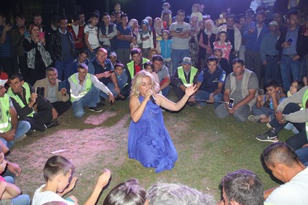 Açık hava konserinde Sevgi Petek'e sevgi seli