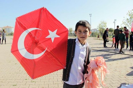 AKÜ Genç Kızılay uçurtma şenliğini düzenlendi