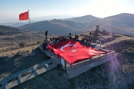 AKUT’tan dev Türk bayrağı ile anma töreni