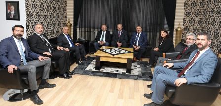 AKÜ’de devir teslim
