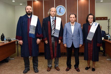 Akü’lü akademisyenler cübbe giydi
