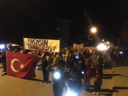 Anaokulu öğrencilerinden fener alayı