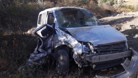 Araç kontrolü kaybedip uçuruma yuvarlandı