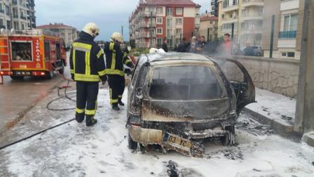 Arızalanan araç alev alev yandı