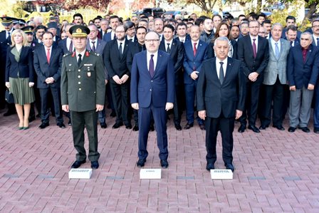 Atatürk Anıtı’na çelenkler sunuldu