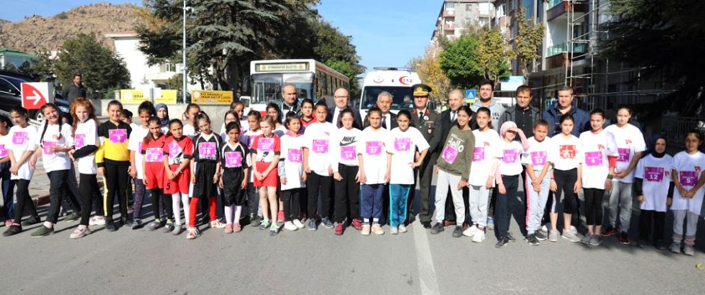 ATLETLER ATATÜRK YOL KOŞUSU'NDA TER DÖKTÜ