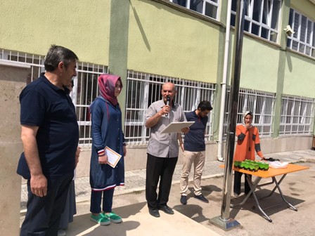 Başarılı öğrenciler altınla ödüllendirildi