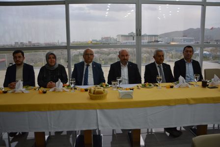 Başkan Zeybek’ten teşkilata teşekkür yemeği