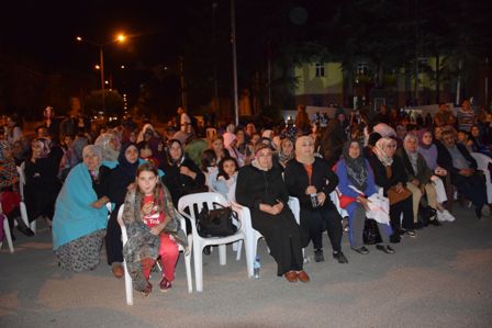Bayraklar geceyi aydınlattı