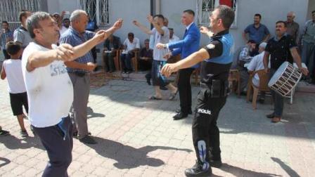 Bolvadin'de 'Düğüne Silahla Değil, Kaşıkla Gel' kampanyası