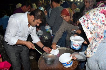 Çay Halkı Aşure Gecesinde Kenetlendi