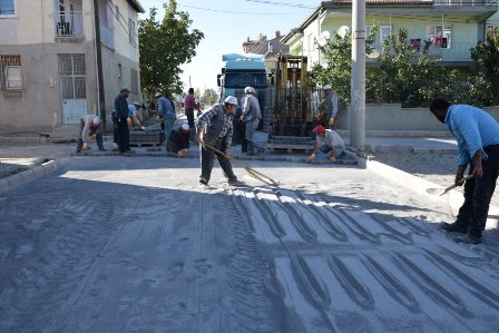 Çay’da kilitli parke taş döşeniyor